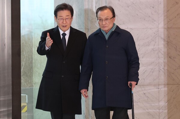 이재명 더불어민주당 대표와 이해찬 전 대표가 지난 1월 21일 오후 서울 여의도 한 식당에서 회동을 마치고 밖으로 나서고 있다. photo 뉴시스