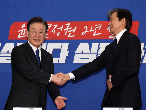 이재명 더불어민주당 대표와 조국 조국혁신당 대표가 3월 5일 오전 서울 여의도 국회에 더불어민주당 당대표회의실에서 인사를 나누고 있다. photo 뉴시스