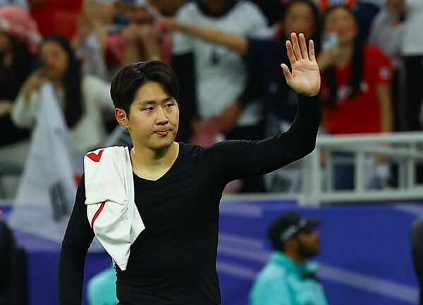 지난달 6일(현지시간) 카타르 알라이얀 아흐메드 빈 알리 스타디움에서 열린 2023 아시아축구연맹(AFC) 카타르 아시안컵 4강전 요르단 대 대한민국의 경기가 요르단의 2:0으로 승리로 대한민국의 결승 진출이 좌절됐다. 대한민국 축구 대표팀 이강인이 관중들에게 인사하고 있다. photo 뉴시스
