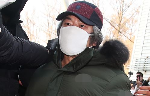 아동 성폭행 혐의로 징역 12년을 교도소에서 복역해 출소한 조두순(68)이 지난 2020년 오전 경기도 안산시 자신의 거주지로 들어가고 있다. photo 뉴시스