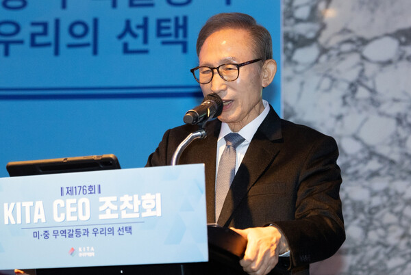 이명박 전 대통령이 지난 1월 23일 서울 강남구 인터컨티넨탈 코엑스에서 열린 '한국무역협회CEO 조찬회'에서 특별 강연을 하고 있다. photo 뉴시스