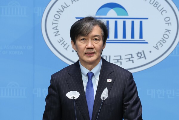 조국 조국혁신당 대표가 12일 오전 서울 여의도 국회 소통관에서 총선 공약을 발표하고 있다. photo 뉴시스