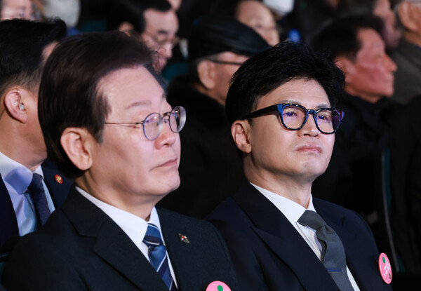 한동훈 국민의힘 비상대책위원장과 이재명 더불어민주당 대표가 3월 1일 서울 중구 유관순기념관에서 열린 제105주년 3·1절 기념식에 참석해 있다. photo 뉴시스