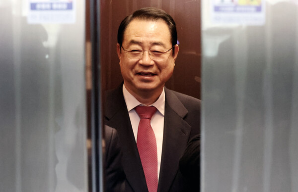정영환 국민의힘 공천관리위원장이 8일 오전 서울 여의도 국민의힘 중앙당사에서 공천관리위원회 회의 결과 발표를 한 후 엘리베이터에 탑승하고 있다. photo 뉴시스