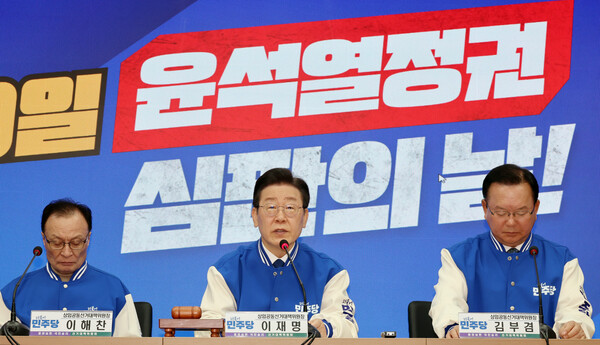이재명 더불어민주당 상임공동선거대책위원장이 13일 오전 서울 여의도 중앙당사에서 열린 제2차 중앙선거대책회의에서 발언을 하고 있다. 왼쪽부터 이해찬, 이재명, 김부겸 상임공동선거대책위원장. photo 뉴시스