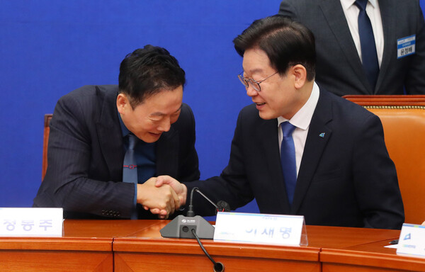 이재명 더불어민주당 대표가 2023년 1월 31일 오전 서울 여의도 국회에서 열린 교육연수원 발대식에 참석해 정봉주 교육연수원장과 악수하고 있다. photo 뉴시