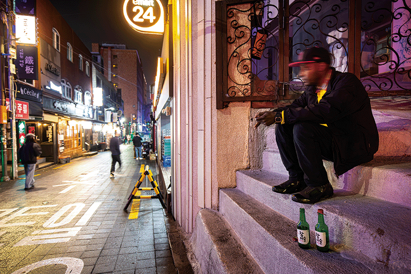 지난 3월 11일 밤, 서울 용산구 이태원동에 위치한 클럽거리의 끝에서 모시스(32·우간다)씨가 소주를 마시고 있다. 모시스씨는 클럽으로부터 입장 거부를 당해 거리로 나왔다. photo 김용재 영상미디어 기자
