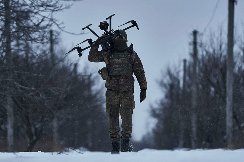 공격용 드론을 짊어진 우크라이나 병사. photo 브레이킹디펜스