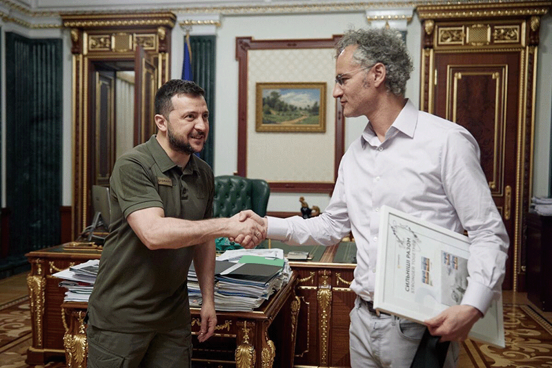 러시아와의 전쟁 발발 3개월 후 젤렌스키 우크라이나 대통령은 미국의 데이터분석 전문회사 ‘팔란티어’ CEO인 알렉스 카프(오른쪽)를 만났다. photo 블룸버그