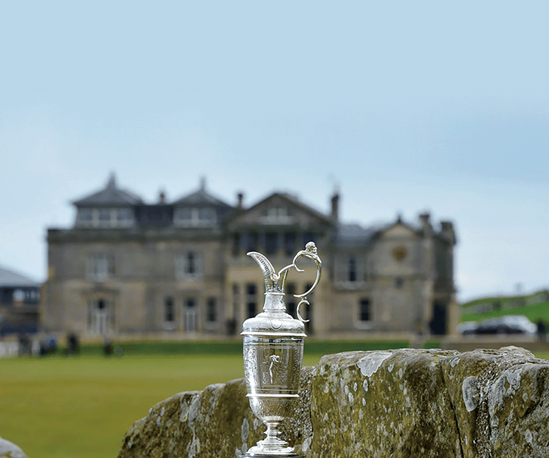 1872년 제작된 디오픈의 트로피인 ‘클라렛 저그’. 뒤로 보이는 건물이 세인트 앤드루스의 클럽하우스다.  photo R&A