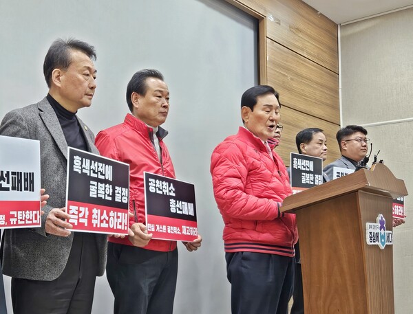 충북 청주 상당구 국민의힘 소속 시·도의원 8명이 15일 충북도청 브리핑룸에서 전날 공천 취소된 정우택 의원에 대한 재고·재심, 재공천을 촉구하는 기자회견을 열고 있다. photo 뉴시스