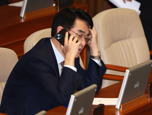 박용진 더불어민주당 의원이 지난달 29일 오후 서울 여의도 국회에서 열린 제413회국회(임시회) 제6차 본회의에서 통화를 하고 있다. photo 뉴시스