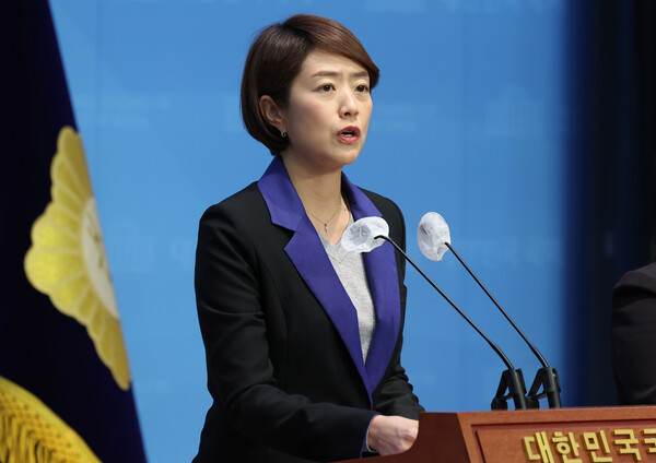 고민정 더불어민주당 언론자유대책특위 위원장이 15일 오후 서울 여의도 국회에서 대통령실 시민사회수석 해임을 촉구하는 기자회견을 하고 있다. photo 뉴시스