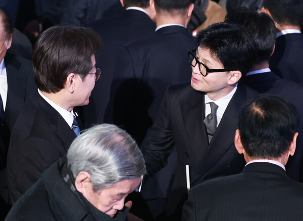 한동훈 국민의힘 비상대책위원장과 이재명 더불어민주당 대표가 지난 1일 서울 중구 유관순기념관에서 열린 제105주년 3·1절 기념식에서 인사하고 있다. photo 뉴시스