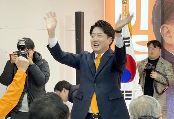 이준석 개혁신당 경기 화성을 후보가 17일 경기 화성시 동탄에 마련된 선거사무소 개소식에서 손을 흔들며 인사하고 있다. photo 뉴시스