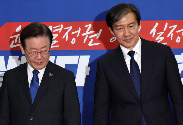 이재명 더불어민주당 대표와 조국 조국혁신당 대표가 5일 오전 서울 여의도 국회에 더불어민주당 당대표회의실에서 기념촬영을 마친 후 자리에 앉고 있다. photo 뉴시스