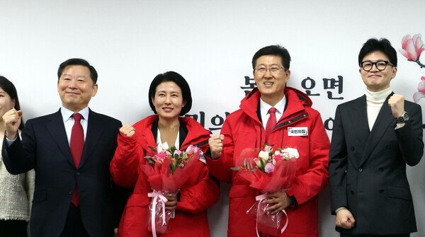 한동훈 국민의힘 비대위원장(오른쪽)과 이철규 공동 인재영입위원장(왼쪽)이 지난 2월 22일 오전 서울 여의도 국민의힘 중앙당사에서 열린 국민인재 영입 환영식에서 양종아 한뼘클래식기획 대표, 김인현 고려대학교 법학전문대학원교수와 기념촬영을 하고 있다. photo 뉴시스