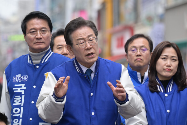 이재명 더불어민주당 대표가 지난 19일 강원도 원주시 중앙시장을 방문해 원창묵, 송기헌 후보와 함께 단상에 올라 시민들에게 연설을 하고 있다. photo 뉴시스