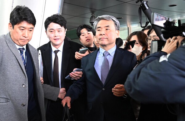 이종섭 주호주 대사가 21일 오전 인천국제공항을 통해 귀국해 차량으로 향하고 있다. photo 뉴시스