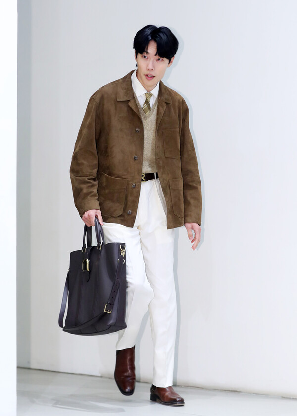 배우 한소희와 열애를 인정한 배우 류준열이 지난 19일 오후 서울 강남구 옥션 강남센터에서 진행된 랄프 로렌 스프링 2024 프레젠테이션 포토콜 행사에 참석하고 있다. photo 뉴시스