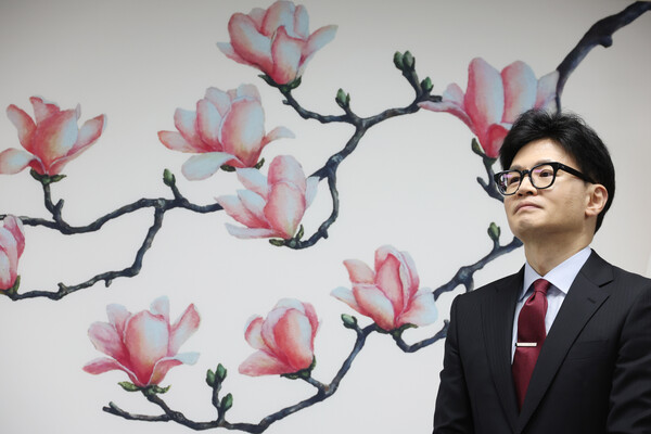 국민의힘 한동훈 비상대책위원장이 지난 2월 서울 여의도 국민의힘 중앙당사에서 열린 국민인재 영입 환영식에서 백보드에 그려진 목련꽃 앞에 서있다. photo 뉴시스