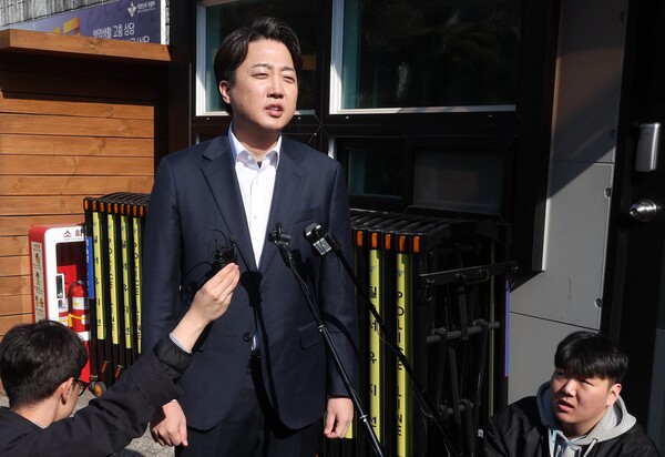 이준석 개혁신당 대표가 21일 오전 서울 용산구 중앙지역군사법원 인근에서 취재진의 질문에 답변하고 있다. photo 뉴시스