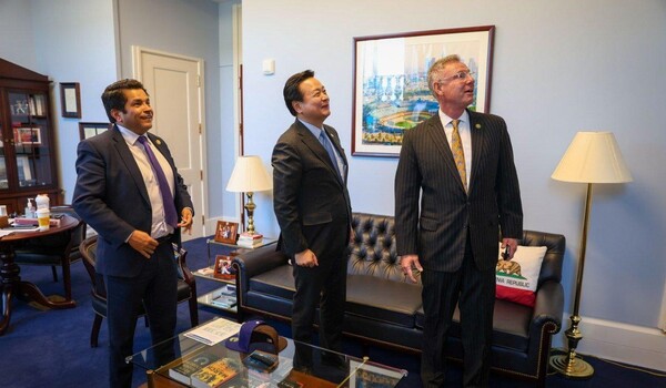 조현동 주미대사(가운데)가 21일(현지시간) 미 의회 캐논 빌딩 내 지미 고메즈 의원실에서 고메즈 의원(좌), 스캇 피터스 의원과 함께 서울에서 열린 미국프로야구(MLB) LA다저스와 샌디에이고 파드리스의 경기를 시청하고 있다. photo 주미대사관