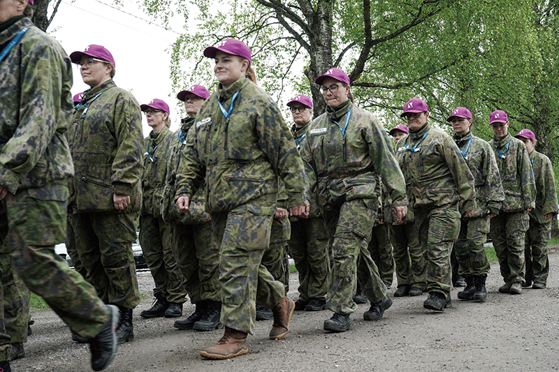 핀란드 여성들이 군사훈련을 받고 있다. ‘북극의 스파르타’로 평가받는 핀란드 국민의 80% 이상이 ‘유사시 국방에 참여할 준비가 되어 있다’고 답한다. photo 뉴시스
