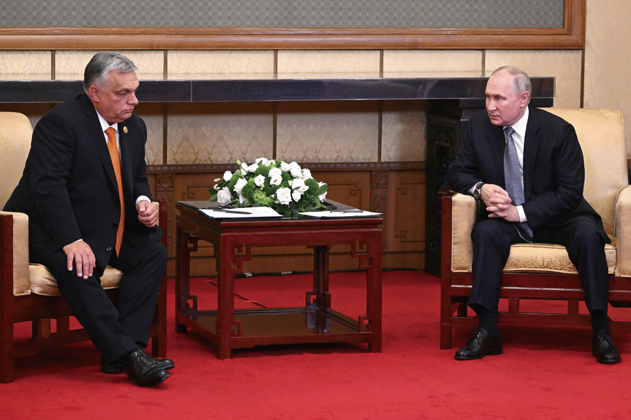 지난해 10월 중국 베이징에서 열린 일대일로 포럼에서 만나 환담하는 푸틴 러시아 대통령(오른쪽)과 오르반 총리. photo 뉴시스