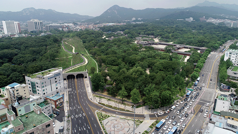 2022년 7월 ‘창경궁~종묘 연결 역사복원사업’을 마친 율곡로는 지하화되었다. photo 뉴시스·네이버지도