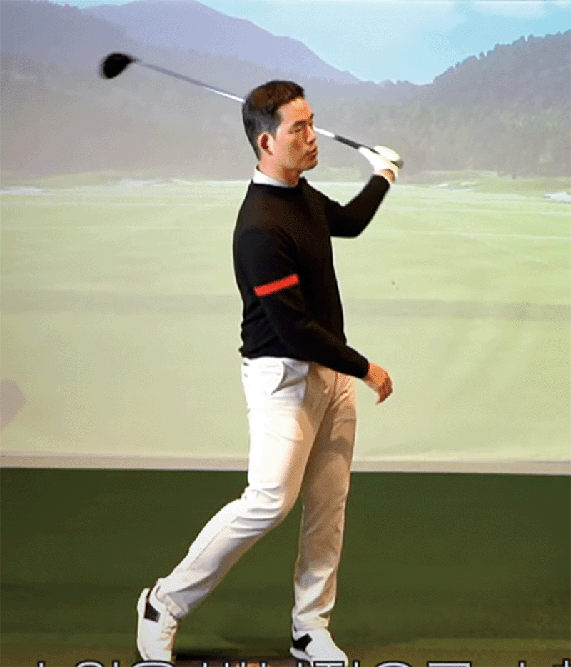 자꾸 힘이 들어가는 골퍼는 왼손으로만 연습 스윙을 하면 몸의 회전이 좋아진다. photo 민학수