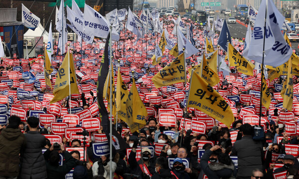 3일 오후 서울 영등포구 여의대로에서 열린 의대정원 증원 및 필수의료패키지 저지를 위한 전국 의사 총궐기대회에서 참석자들이 피켓을 들고 구호를 외치고 있다. photo 뉴시스