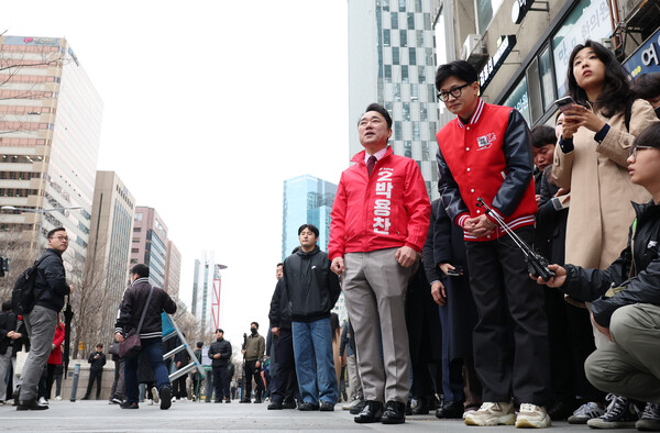 한동훈 국민의힘 비상대책위원장과 박용찬 서울 영등포을 후보가 25일 오전 서울 영등포구 여의도역 인근에서 출근길 거리 인사를 하고 있다. photo 뉴시스