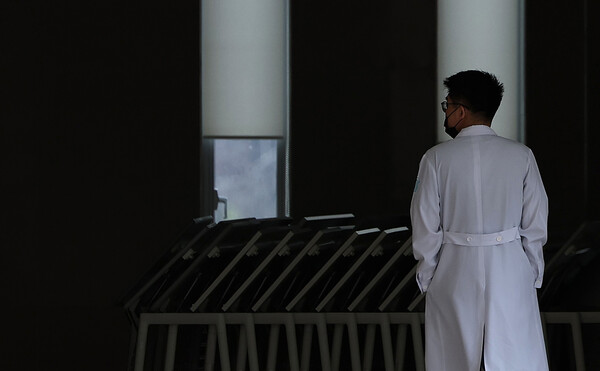 지난 3월 25일 대구의 한 대학병원에서 의료진이 이동하고 있다. photo 뉴시스