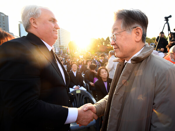 이재명 더불어민주당 대표와 인요한 국민의힘 혁신위원장이 지난해 10월 29일 오후 서울 중구 서울광장에서 열린 이태원 참사 1주기 시민추모대회에 참석해 인사를 나누고 있다. photo 뉴시스