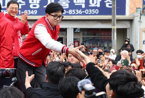 한동훈 국민의힘 비상대책위원장이 26일 오후 울산 북구 호계시장에서 시민들과 인사하고 있다. photo 뉴시스