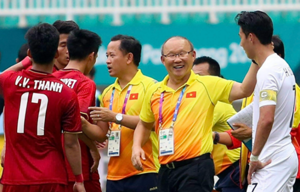 박항서 전 베트남 축구국가대표팀 감독(오른쪽 둘째)이 2018년 아시안게임에서 베트남을 이끌고 한국에게 패배한 직후 손흥민 선수(오른쪽)에게 인사하고 있다. photo VN익스프레스