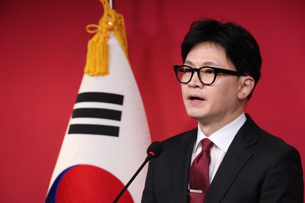 한동훈 국민의힘 비상대책위원장이 27일 오전 서울 여의도 국민의힘 중앙당사에서 기자회견을 하고 있다. 한 비대위원장은 "국회의 완전한 세종시 이전으로 여의도 정치를 종식하겠다"고 밝혔다. photo 뉴시스