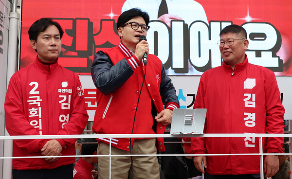 한동훈 국민의힘 비상대책위원장이 28일 오후 서울 동대문구 회기역 네거리에서 김영우 동대문구갑 후보, 김경진 동대문구을 후보의 지지를 호소하고 있다. photo 뉴시스