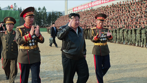 김정은 북한 국무위원장이 지난 3월 24일 조선인민군 근위 서울류경수제105땅크(탱크)사단과 산하 제1땅크장갑보병연대를 시찰했다고 조선중앙TV가 25일 보도했다. photo 조선중앙TV 캡처