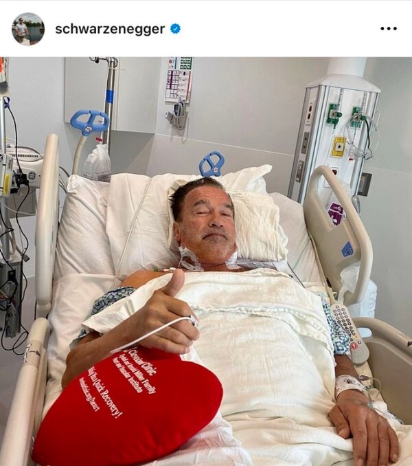 '터미네이터' 아놀드 슈워제네거가 선천적 심장 결함 영향으로 체내에 인공심장박동기를 삽입했다. 사진은 2020년 수술 후 회복 중인 슈워제네거. photo 슈워제네거 인스타그램 캡처