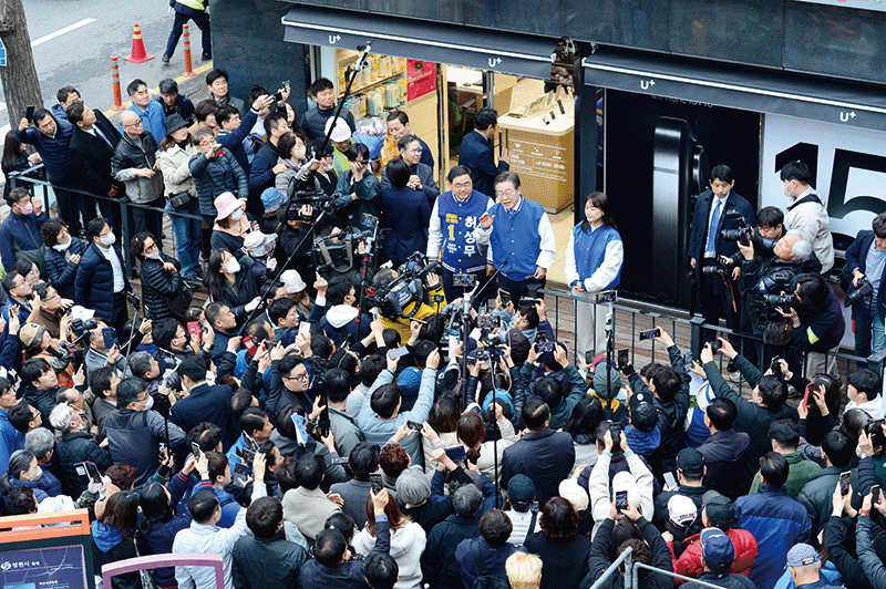 지난 3월 25일 이재명 더불어민주당 대표가 경남 창원시 성산구 반송시장을 찾아 지지를 호소하고 있다. photo 뉴시스
