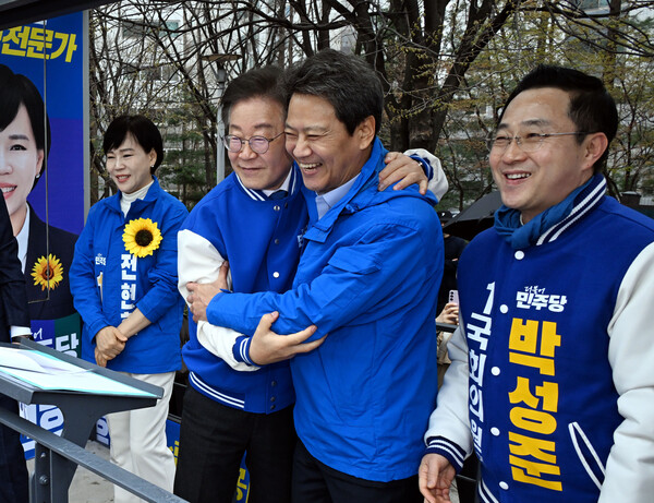 이재명 더불어민주당 대표와 임종석 전 청와대 비서실장이 지난 28일 오전 서울 왕십리역 광장에서 중구성동갑 전현희 후보와 중구성동을 박성준 후보 지지 유세를 하며 포옹하고 있다. photo 뉴시스