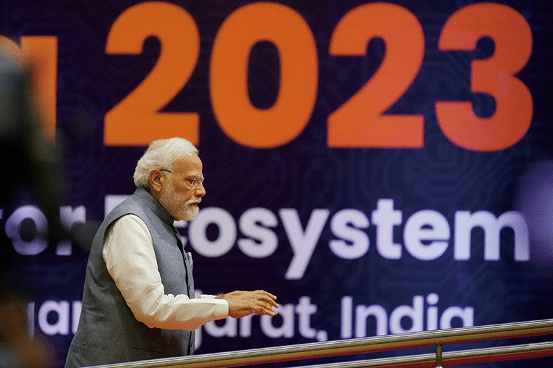 지난해 7월 열린 ‘세미콘 인디아’ 행사장에 모디 총리가 입장하고 있다. photo 뉴시스