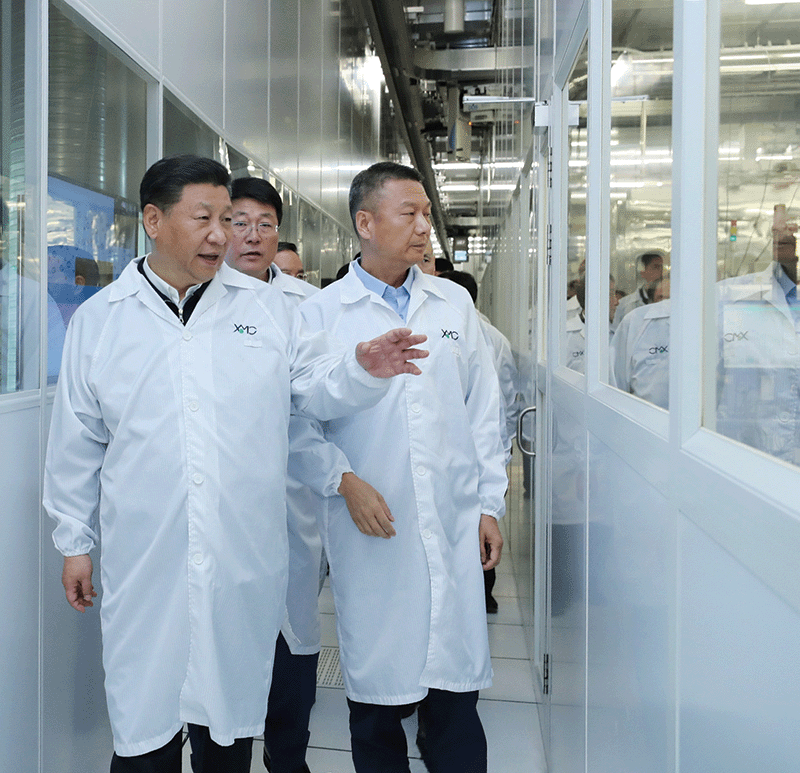 중국 우한의 신신반도체를 둘러보는 중국 시진핑 주석(왼쪽). photo 뉴시스