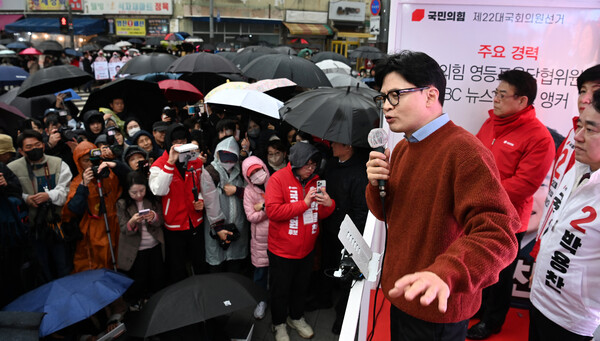 29일, 서울 영등포 영진시장삼거리에서 지지를 호소하는 한동훈 국민의힘 비상대책위원장. photo 뉴시스