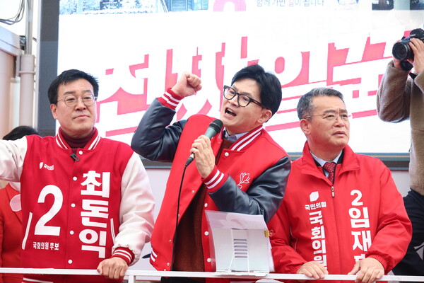 한동훈 국민의힘 비상대책위원장이 29일 오후 경기 안양시 삼덕공원 인근에서 열린 집중유세에서 최돈익 만안구, 임재훈 동안구갑, 심재철 동안구을 후보의 지지를 호소하고 있다. photo 뉴시스
