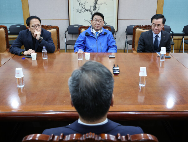 더불어민주당 박주민(왼쪽부터) 중앙선대위 관권·부정선거심판본부장, 김교흥 인천 서구갑 후보, 윤영덕 더불어민주연합 상임선대위원장 등이 29일 오후 경기도 과천시 중앙선거관리위원회에서 김용빈 중앙선관위 사무총장에게 인천 사전투표소 불법카메라 설치와 관련한 진상규명과 조치를 촉구하고 있다. photo 뉴시스