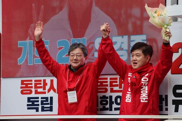 유승민 전 국민의힘 의원(왼쪽)이 28일 경기 화성을 찾아 국민의힘 유경준 후보 지원유세를 하고 있다. photo 유경준 후보 SNS