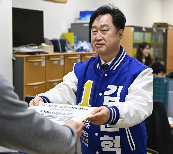 제22대 국회의원선거 후보자 등록 첫날인 21일 경기도 수원시 영통구 선거관리위원회에서 수원정에 출마한 더불어민주당 김준혁 후보가 등록을 하고 있다. photo 뉴시스